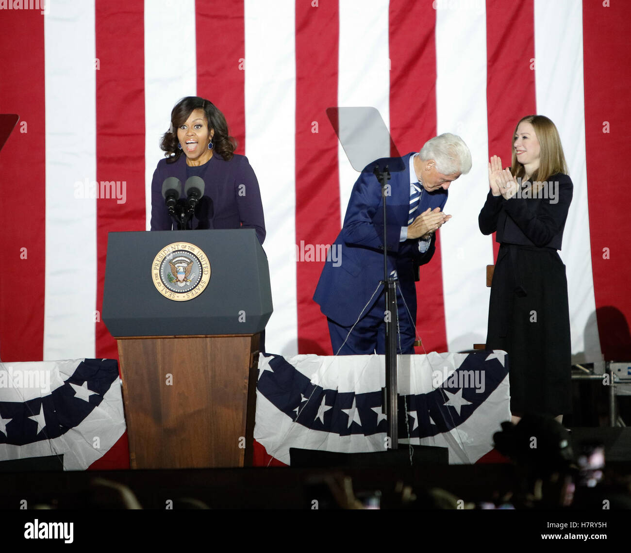 Philadelphia, Stati Uniti d'America. 07 Nov, 2016. La First Lady Michelle Obama parla durante il Rally GOTV sull indipendenza Mall con Hillary Clinton a Philadelphia, PA su 11/7/2016 Credito: la foto di accesso/Alamy Live News Foto Stock