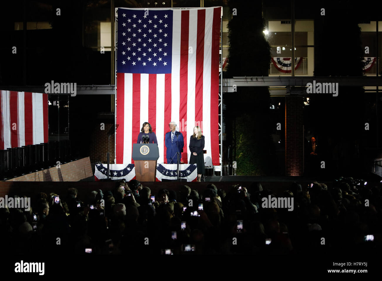 Philadelphia, Stati Uniti d'America. 07 Nov, 2016. La First Lady Michelle Obama parla durante il Rally GOTV sull indipendenza Mall con Hillary Clinton a Philadelphia, PA su 11/7/2016 Credito: la foto di accesso/Alamy Live News Foto Stock