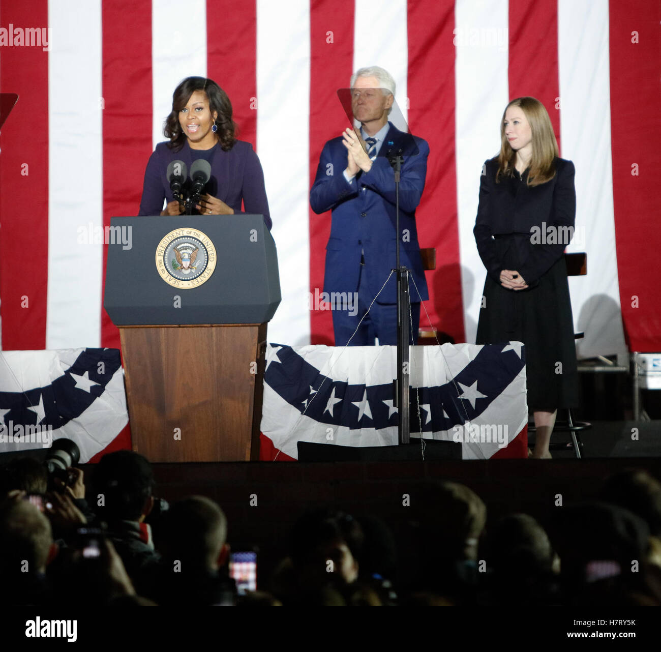 Philadelphia, Stati Uniti d'America. 07 Nov, 2016. La First Lady Michelle Obama parla durante il Rally GOTV sull indipendenza Mall con Hillary Clinton a Philadelphia, PA su 11/7/2016 Credito: la foto di accesso/Alamy Live News Foto Stock