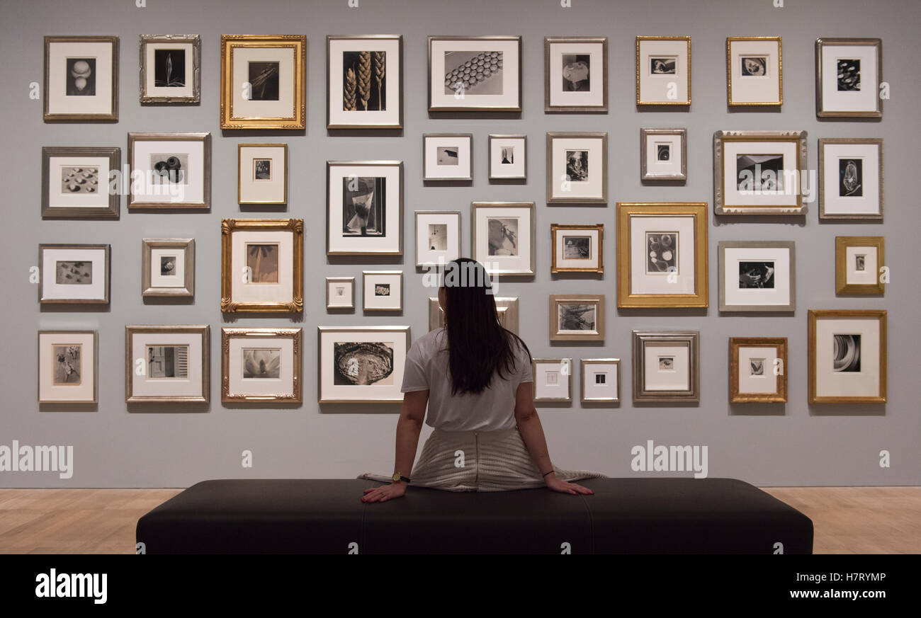 La Tate Modern di Londra, Regno Unito. 8 Novembre, 2016. Il radicale occhio presenta una delle più belle collezioni di fotografia modernista nel mondo, tenutasi a Sir Elton John's collezione privata e include anche lavori di Diane Arbus, Robert Frank, Henri Cartier-Bresson, Moholy-Nagy, Edward Weston, Man Ray e Dorothea Lange. La mostra va dal 10 novembre 2016 - 7 maggio 2017. Una grande raccolta di fotografie intitolato 'Oggetti', con un membro del personale della Gallery. Credito: artsimages/Alamy Live News. Foto Stock