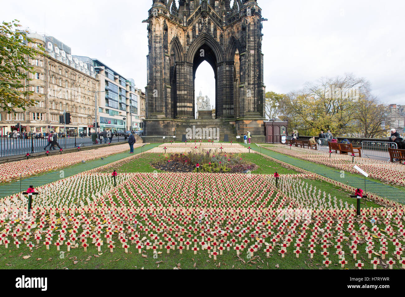 Edinburgh, Regno Unito. 8 Novembre, 2016. Il papavero Scozia - Campo della Rimembranza fotografie di Scotlands Campo o ricordo si trova presso il monumento di Scott entro Princes Gardens nel centro di Edimburgo. La manifestazione è organizzata dalla Scozia di papavero dal pubblico piantare piccole croci di legno come un omaggio ai caduti in tutti i conflitti militari. Credito: Phil Hutchinson/Alamy Live News Foto Stock