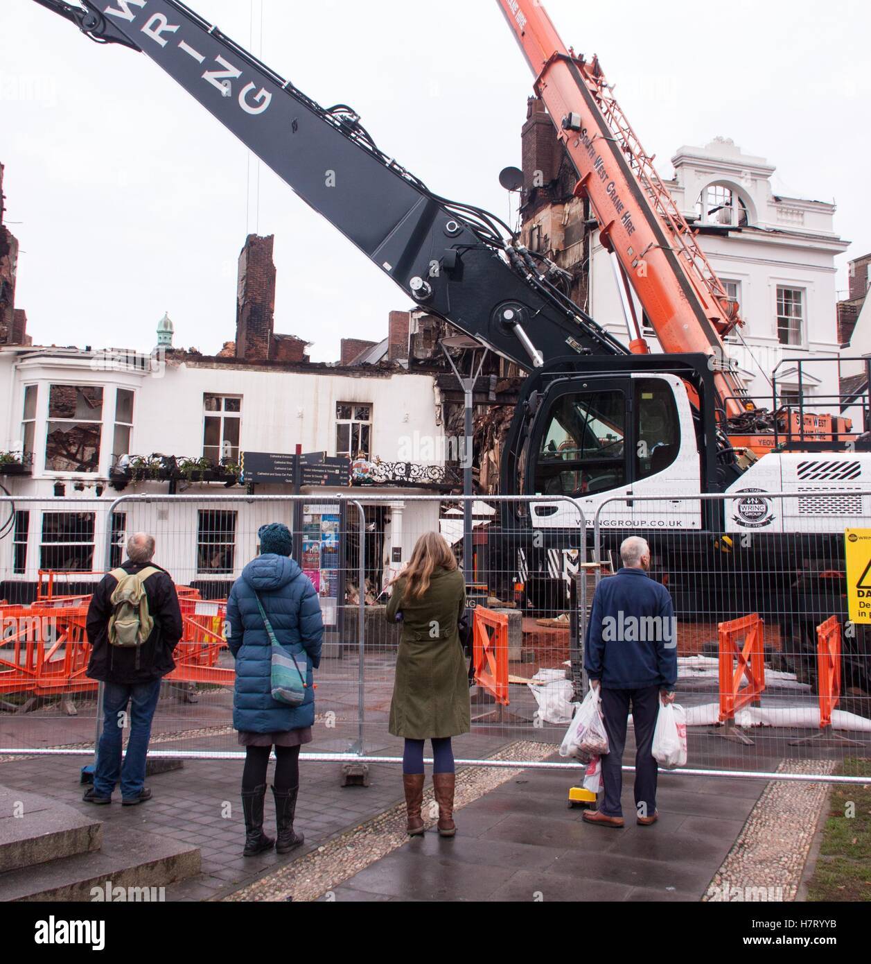 Exeter, Regno Unito. 8 Novembre, 2016. I resti del Royal Clarence - Gran Bretagna il più antico hotel - sono diventati la più grande attrazione turistica della città a seguito del recente incendio.. Pur essendo situato direttamente di fronte all'antica cattedrale con il suo orologio astronomico e il più lungo il soffitto a volta in Inghilterra - La bruciata rimane sono diventati il 'must vedere l' evento in città. Credito: Sud Ovest foto/Alamy Live News Foto Stock