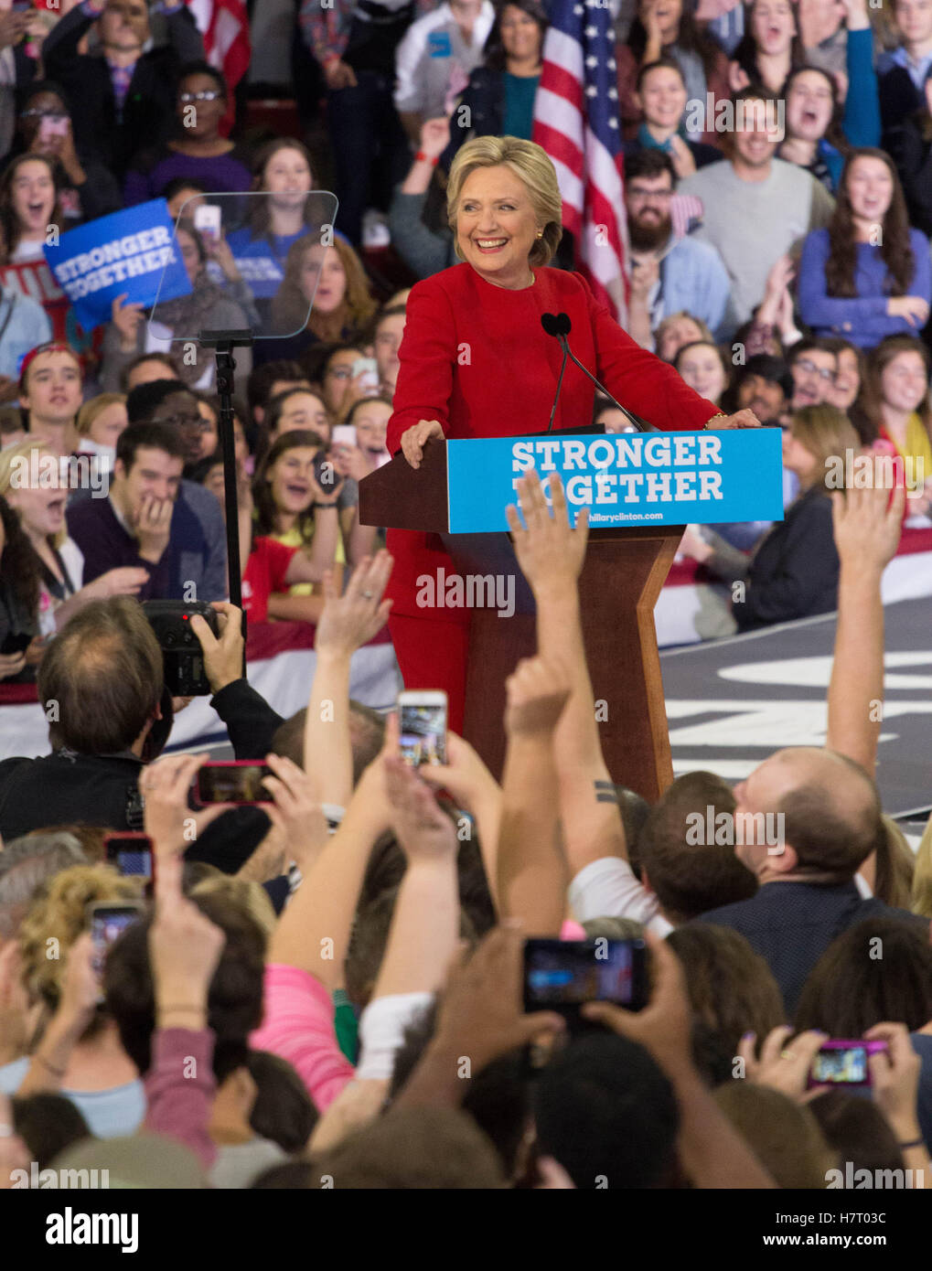 Raleigh, Stati Uniti d'America. 07 Nov, 2016. Candidato Presidental Hillary Clinton parlando del Clinton finale Rally di mezzanotte in Raleigh NC credito: la foto di accesso/Alamy Live News Foto Stock