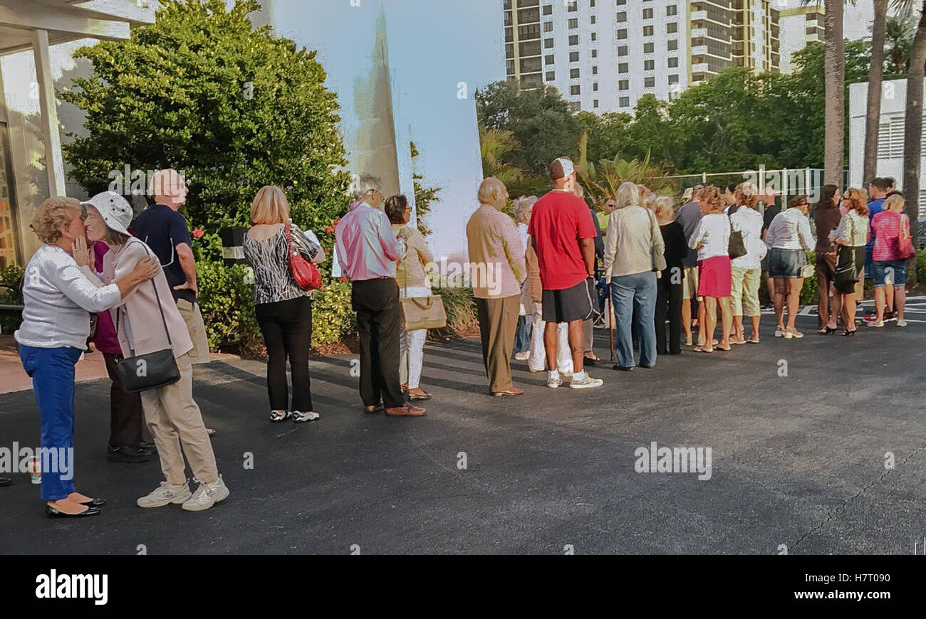 Highland Beach, Florida, Stati Uniti d'America. 8 Novembre, 2016. La donna saluta il suo amico come lei si unisce alla mattina presto la linea di voto per le elezioni presidenziali in Highland Beach, Palm Beach County, Florida. © Arnold Drapkin/ZUMA filo/Alamy Live News Foto Stock