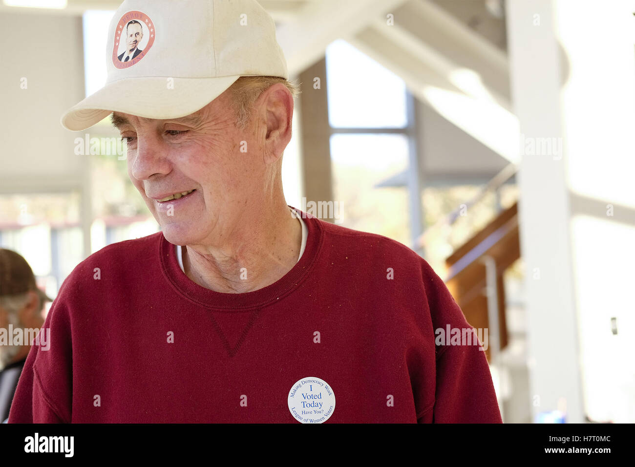 Città di Sioux, IOWA, USA. 8 Novembre, 2016. GARY MOORE visualizza il suo ho votato oggi vignetta e la sua protesta hat di ex candidata presidenziale Ross Perot dopo la colata un ballottaggio a Morningside College Eppley Auditorium distretto di polling per il 2016 elezione presidenziale nella città di Sioux, Iowa martedì 9 Novembre 8, 2016. Credito: Jerry Mennenga/ZUMA filo/Alamy Live News Foto Stock