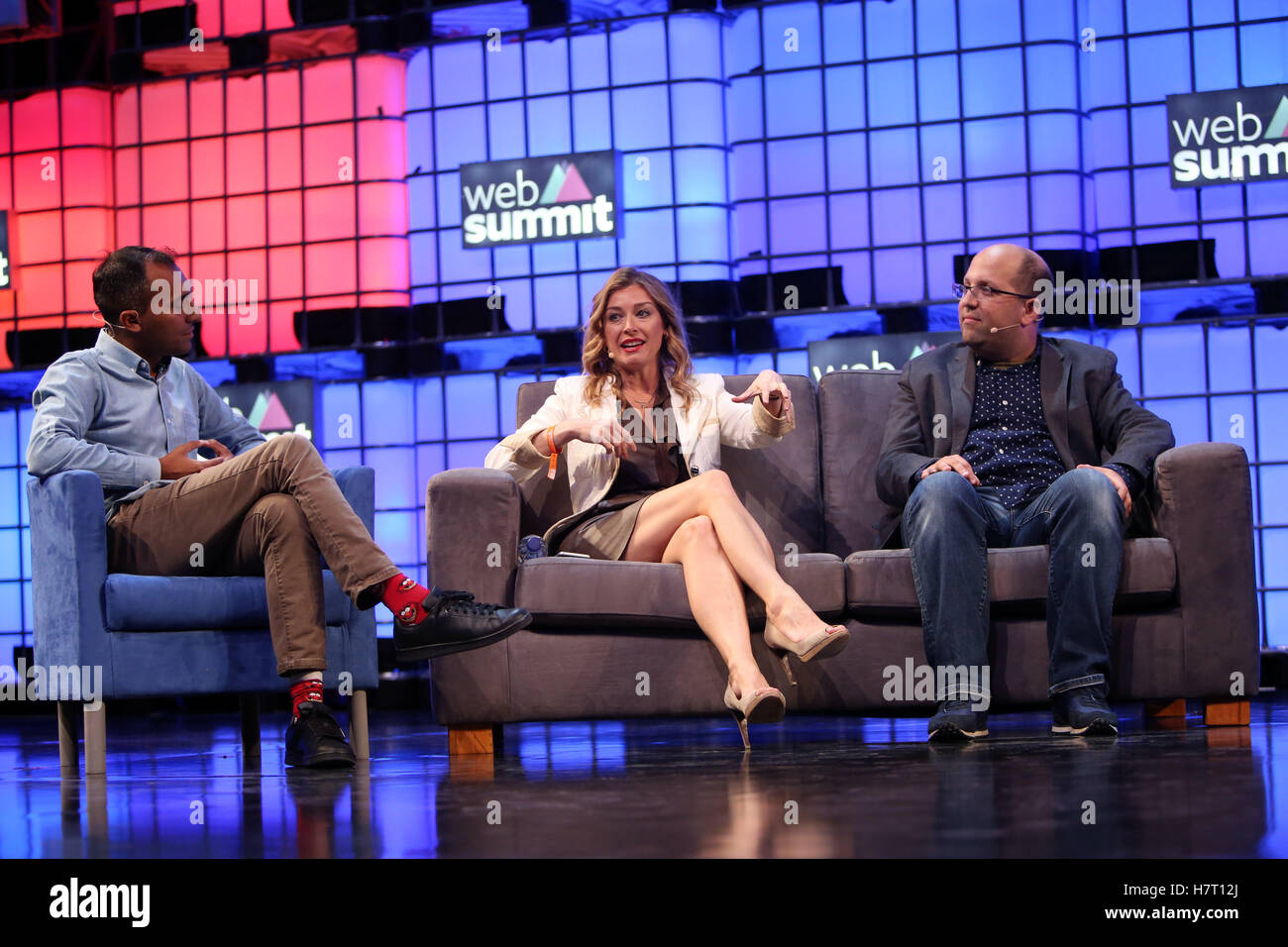 Lisbona, Portogallo. 8 Novembre, 2016. Younis Qasar di Y Combinator (L ), Christine Herron di Intel Capital (C ) e Josh Elman di Greylock (R ) prendere parte a un panel di discussione durante la seconda giornata del Vertice di Web di Lisbona, in Portogallo il 8 novembre 2016. Foto: Pedro Fiuza Credito: Pedro Fiuza/ZUMA filo/Alamy Live News Foto Stock