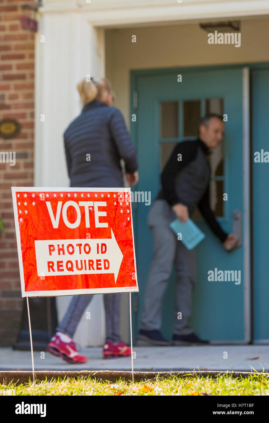 Arlington, Virginia, Stati Uniti d'America. 8 Novembre, 2016. Elettori sulle elezioni presidenziali giorno. Credito: Rob Crandall/Alamy Live News Foto Stock