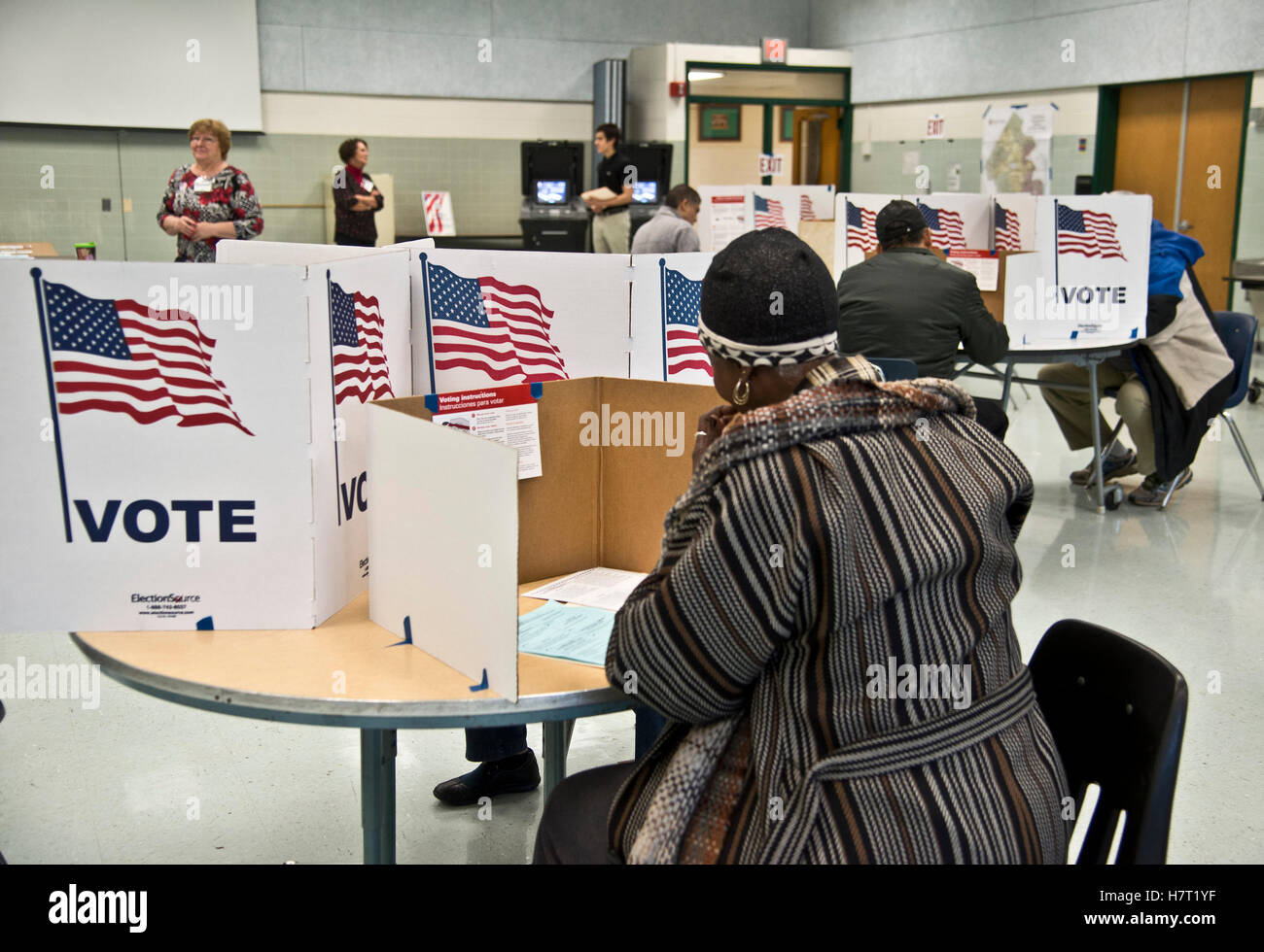 Fairfax, VA, Novembre 8, 2016 USA:USA: siti di polling di Fairfax, VA sono aperti e gli elettori stanno facendo sentire la loro voce nelle 2016 elezioni presidenziali. Patsy Lynch/MediaPunch Foto Stock