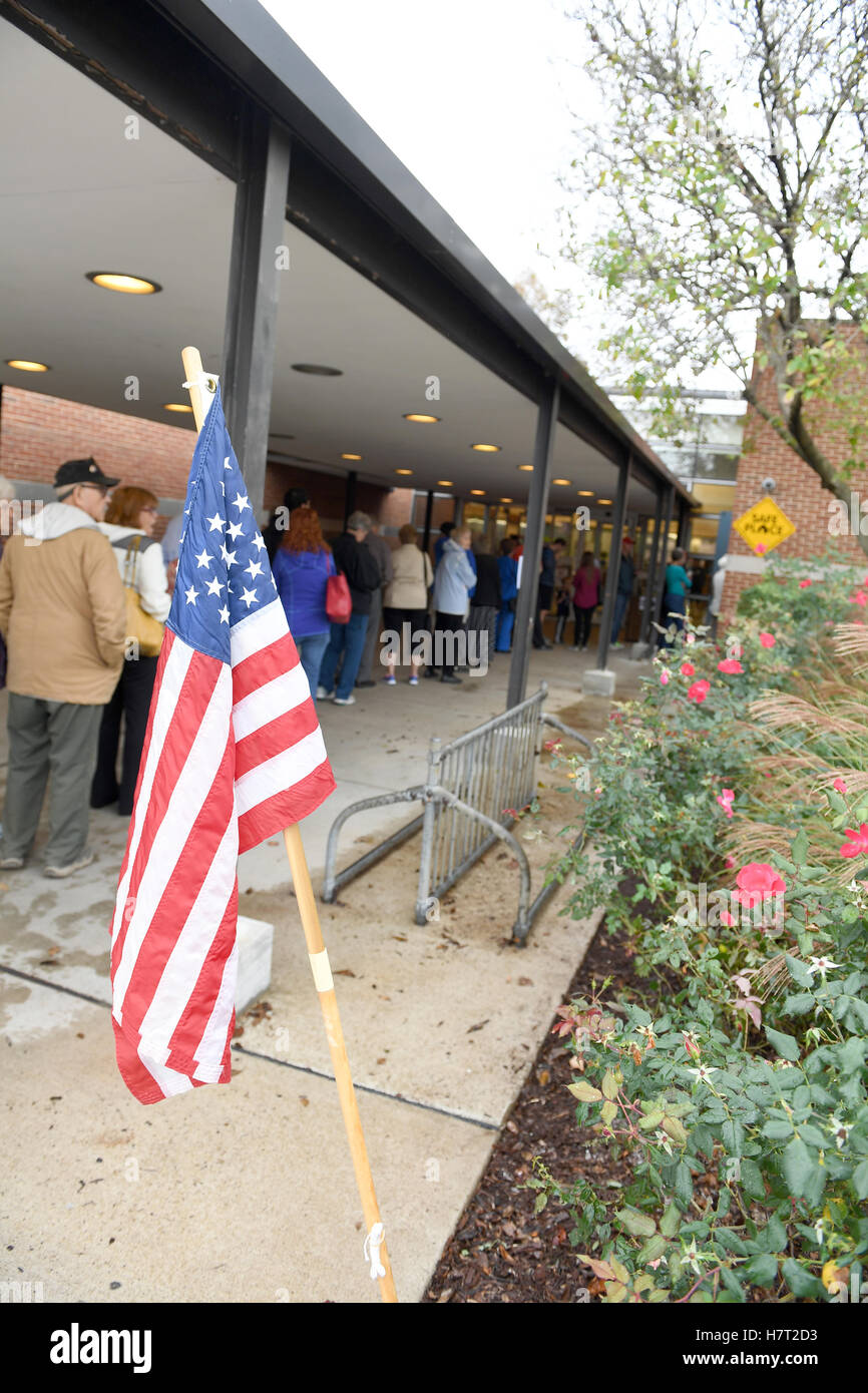 St Louis, Missouri, Stati Uniti d'America. 8 Novembre, 2016. Gli elettori vengono a loro seggi per esercitare il loro diritto di voto per le elezioni presidenziali in Saint Louis, Missouri Credito: Gino's immagini Premium/Alamy Live News Foto Stock