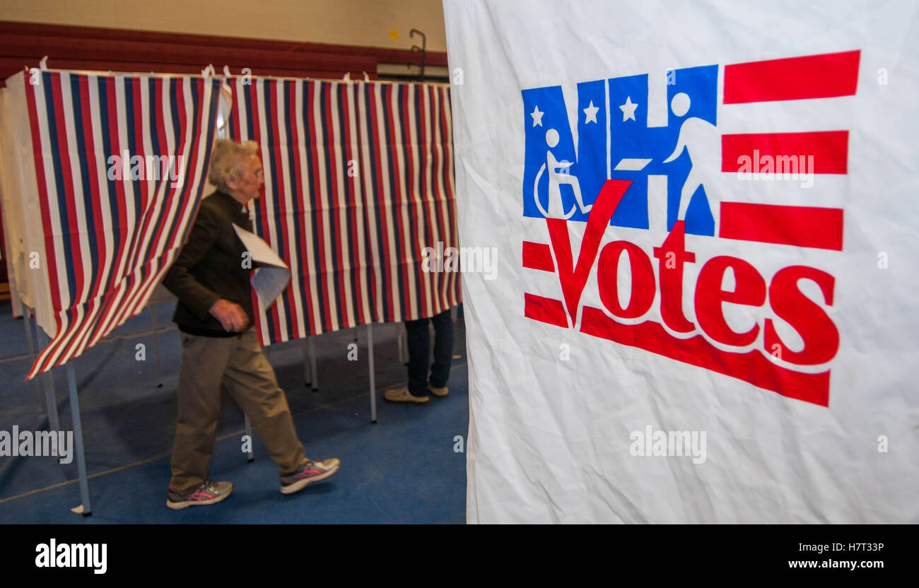 Bedford, New Hampshire, Stati Uniti d'America. 8 Novembre, 2016. Una donna voti a Bedford, New Hampshire, Stati Uniti d'America. Credito: Andrew Cline/Alamy Live News Foto Stock