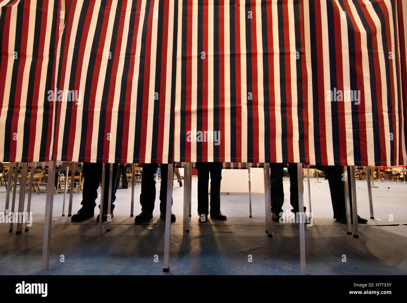 Gli uomini voto il giorno delle elezioni, 2016 in Bedford, New Hampshire, STATI UNITI D'AMERICA Foto Stock