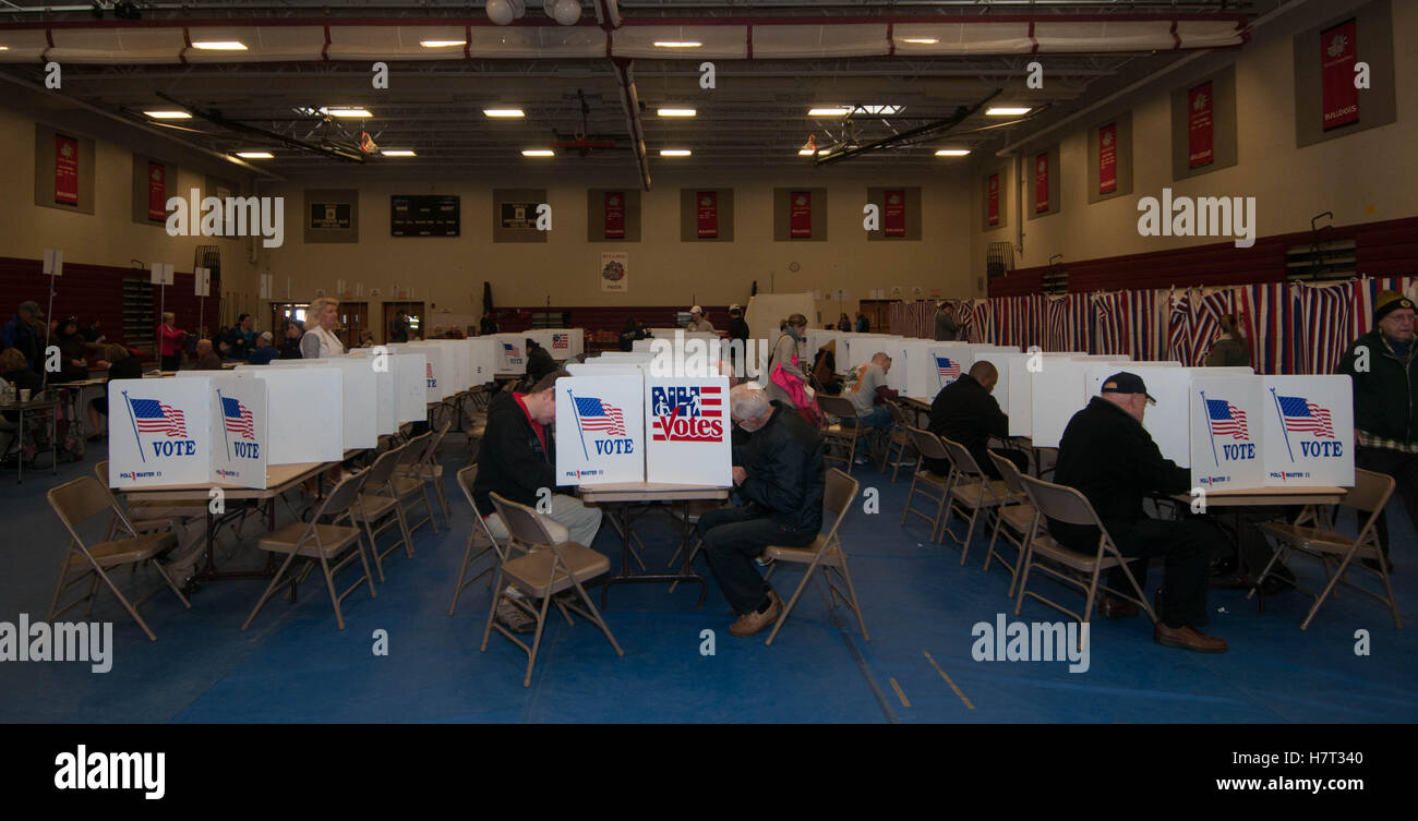 Gli elettori il giorno delle elezioni, 2016 in Bedford, New Hampshire, STATI UNITI D'AMERICA Foto Stock