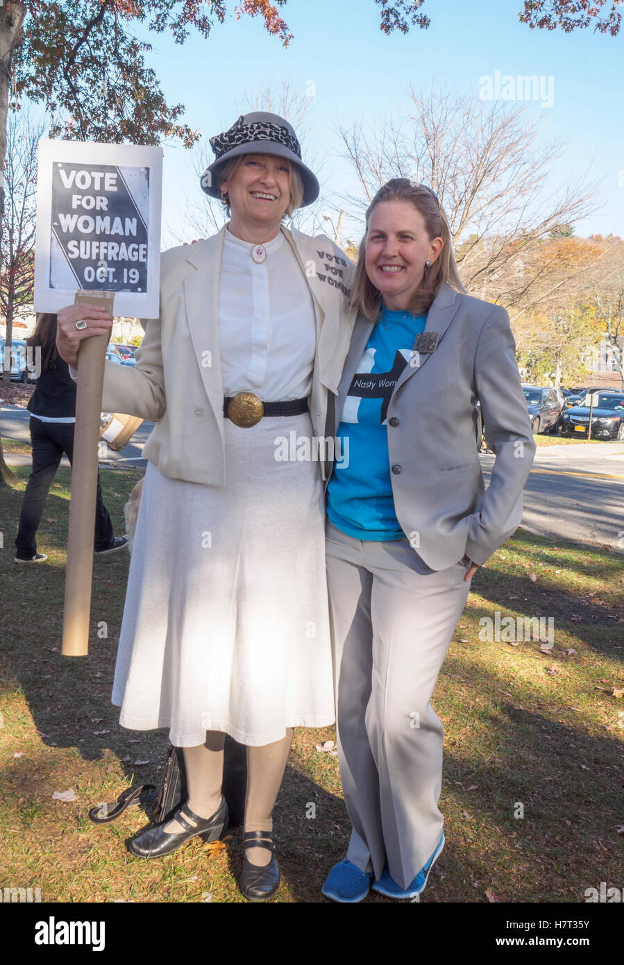 Chappaqua, NY, Stati Uniti d'America - 8 novembre 2016. Maria Refling di Chappaqua New York vestito come un suffragette a sostegno di Hillary Clinton pone con Sara Weale di Katonah, NY che indossa una spilla appartenente al suo gret-nonna Louise Dekoven Bowen che era un vero e proprio suffragette dopo un Pantsuit flash mob al Chappaqua Stazione ferroviaria il giorno delle elezioni. Credito: Marianne A. Campolongo/Alamy Live News Foto Stock