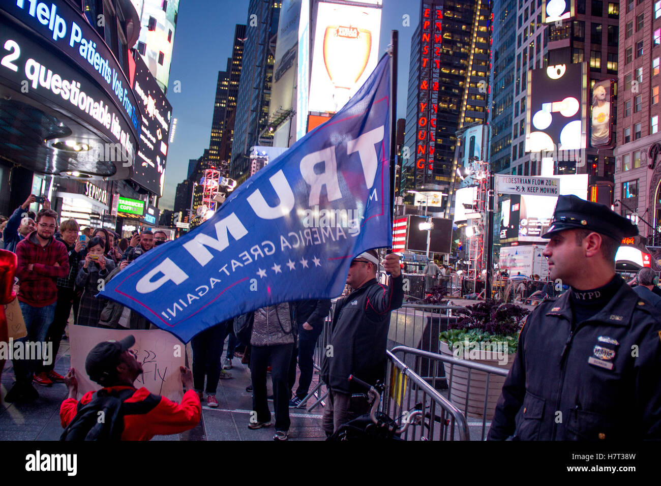 New York, Stati Uniti d'America. 8 Novembre, 2016. Donald Trump sostenitori e contestatori raccogliere in Times Square davanti a copertura televisiva dal vivo per noi elezione notte, Martedì, 8 novembre 2016. Credito: Michael Candelori/Alamy Live News Foto Stock