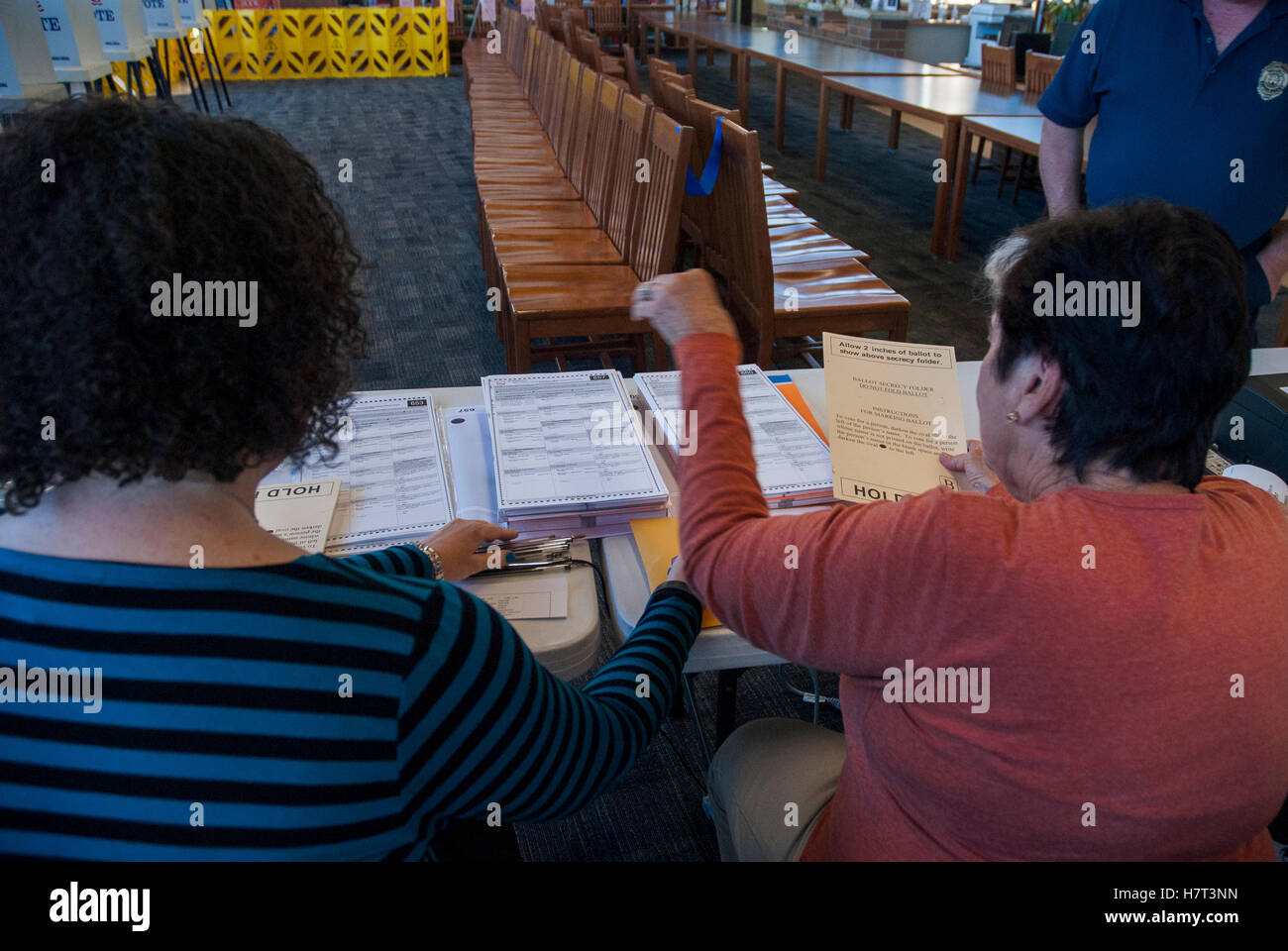 Topeka Kansas, Stati Uniti d'America. 08 Nov, 2016. Elezione dei funzionari fuori mano lo scrutinio si forma all'interno del locale posto di polling al Washburn Rural High School nel sobborgo di Topeka nel Kansas Topeka nel Kansas, USA, 8 novembre, 2016 Credit: mark reinstein/Alamy Live News Foto Stock