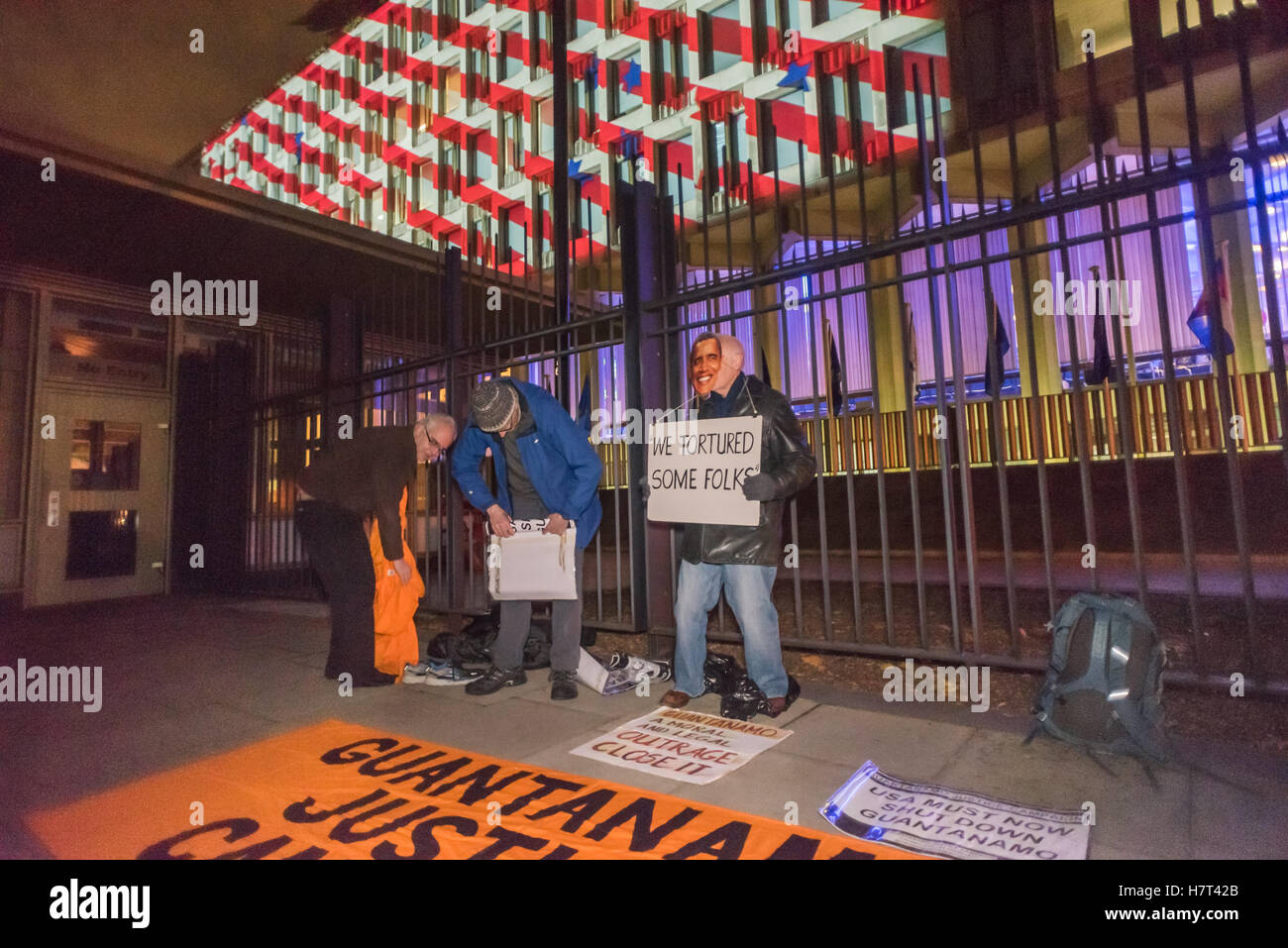 Londra, Regno Unito. 8 novembre 2016. Gli attivisti uscire banner e orange jump tute per protestare davanti all'Ambasciata degli Stati Uniti per chiedere la fine di Guantanamo, degli USA di continuare le guerre in Afghanistan, Iraq, Libia e Siria per noi drone scioperi e altri abusi dei diritti umani tra cui il one-sided trattato di estradizione con la Gran Bretagna e l'uso continuato di straordinaria interpretazione. La protesta organizzata da Londra a Guantánamo campagna fu ben presto si trasferì dalla polizia per un angolo lontano. Credito: Peter Marshall / Alamy Live News Foto Stock