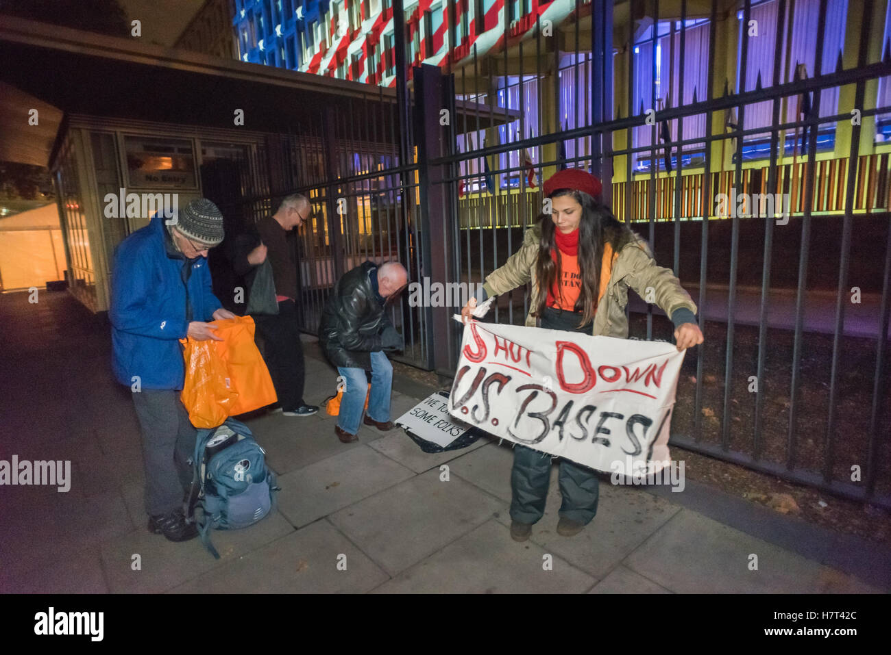 Londra, Regno Unito. 8 novembre 2016. Gli attivisti uscire banner e orange jump tute per protestare davanti all'Ambasciata degli Stati Uniti per chiedere la fine di Guantanamo, degli USA di continuare le guerre in Afghanistan, Iraq, Libia e Siria per noi drone scioperi e altri abusi dei diritti umani tra cui il one-sided trattato di estradizione con la Gran Bretagna e l'uso continuato di straordinaria interpretazione. La protesta organizzata da Londra a Guantánamo campagna fu ben presto si trasferì dalla polizia per un angolo lontano. Credito: Peter Marshall / Alamy Live News Foto Stock