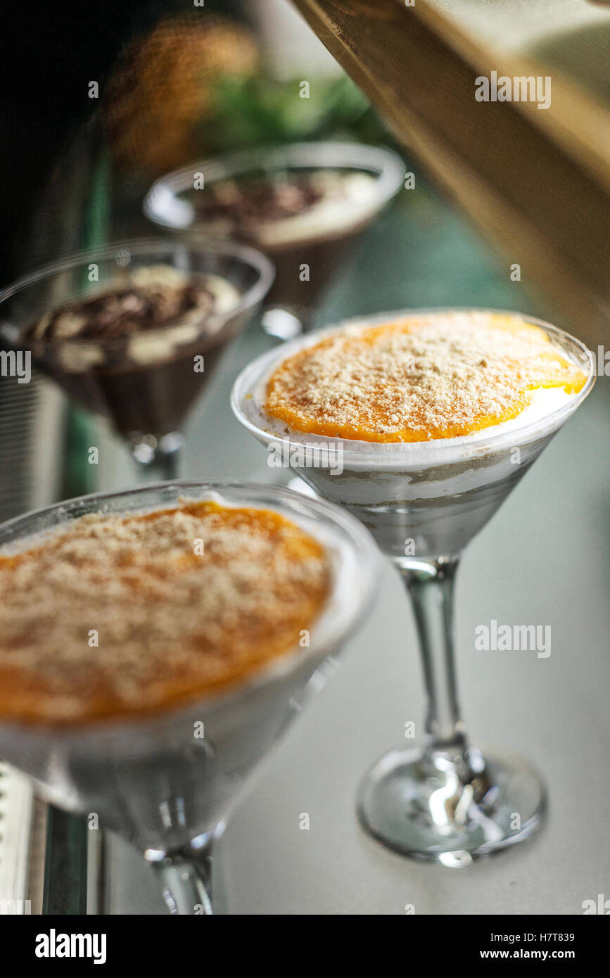 Serradura famosa tradizionale portoghese di Macao dolce budino di panna montata e dessert biscotto Foto Stock