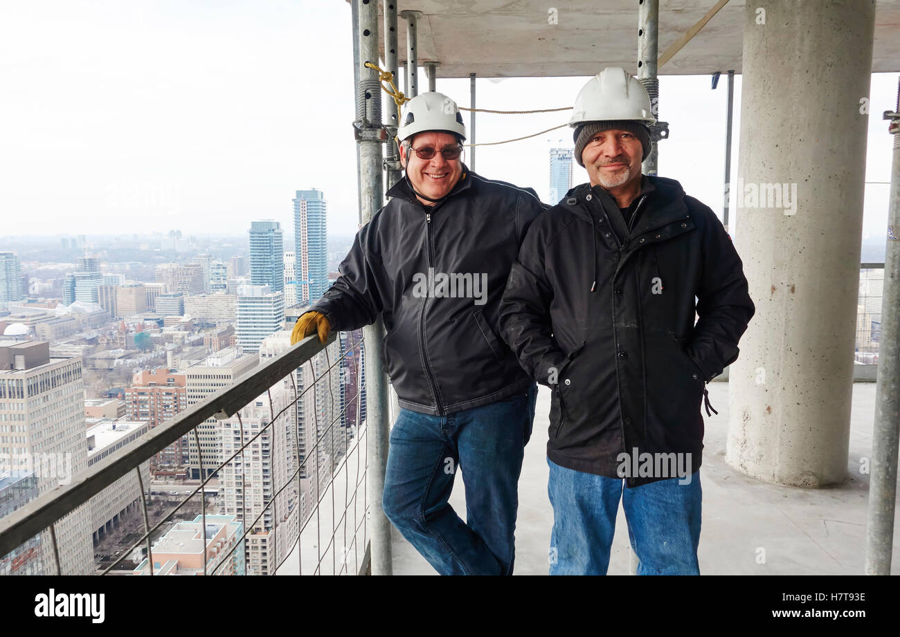 Lavoratori edili con una vista dal 44° piano di un edificio di nuova costruzione su Yonge and College strade; Toronto, Ontario, Canada Foto Stock