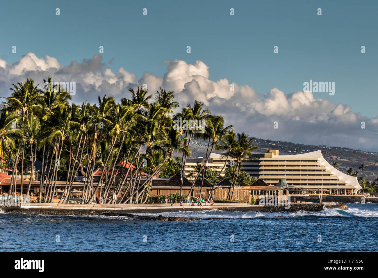 Royal Kona Resort sulla Kailua-Kona, isola di Hawaii waterfront come visto dal molo di Kailua Foto Stock