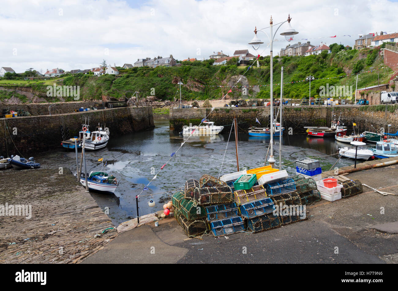 Scozia - Crail, Fife villaggio di pescatori. Il pittoresco porto con barche. Foto Stock