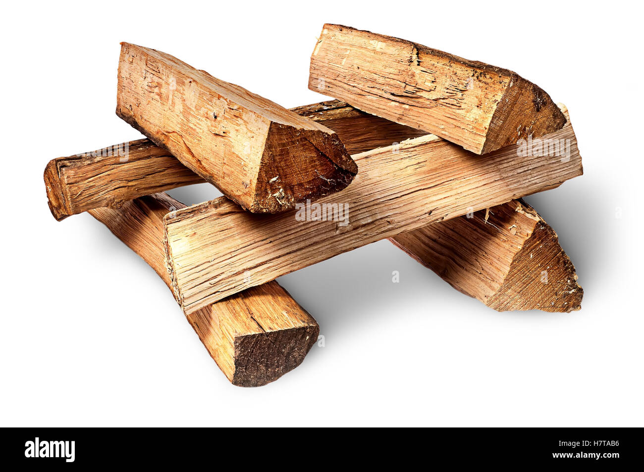 Catasta di legna da ardere impilati gli uni gli altri isolati su sfondo bianco Foto Stock