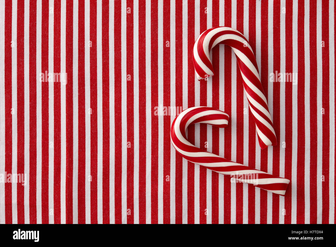La menta piperita candy canes su sfondo a strisce Foto Stock