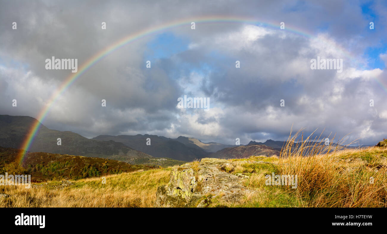 Rainbow su Coniston gamma di fells nel distretto del Lago Foto Stock