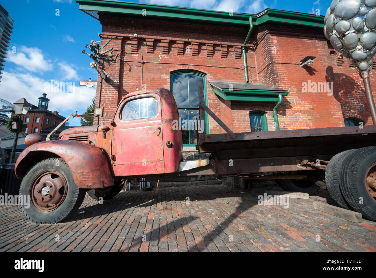 Una vista laterale di un vecchio arrugginito Fargo pick up truck in Toronto's historic distillery distretto turistico Foto Stock