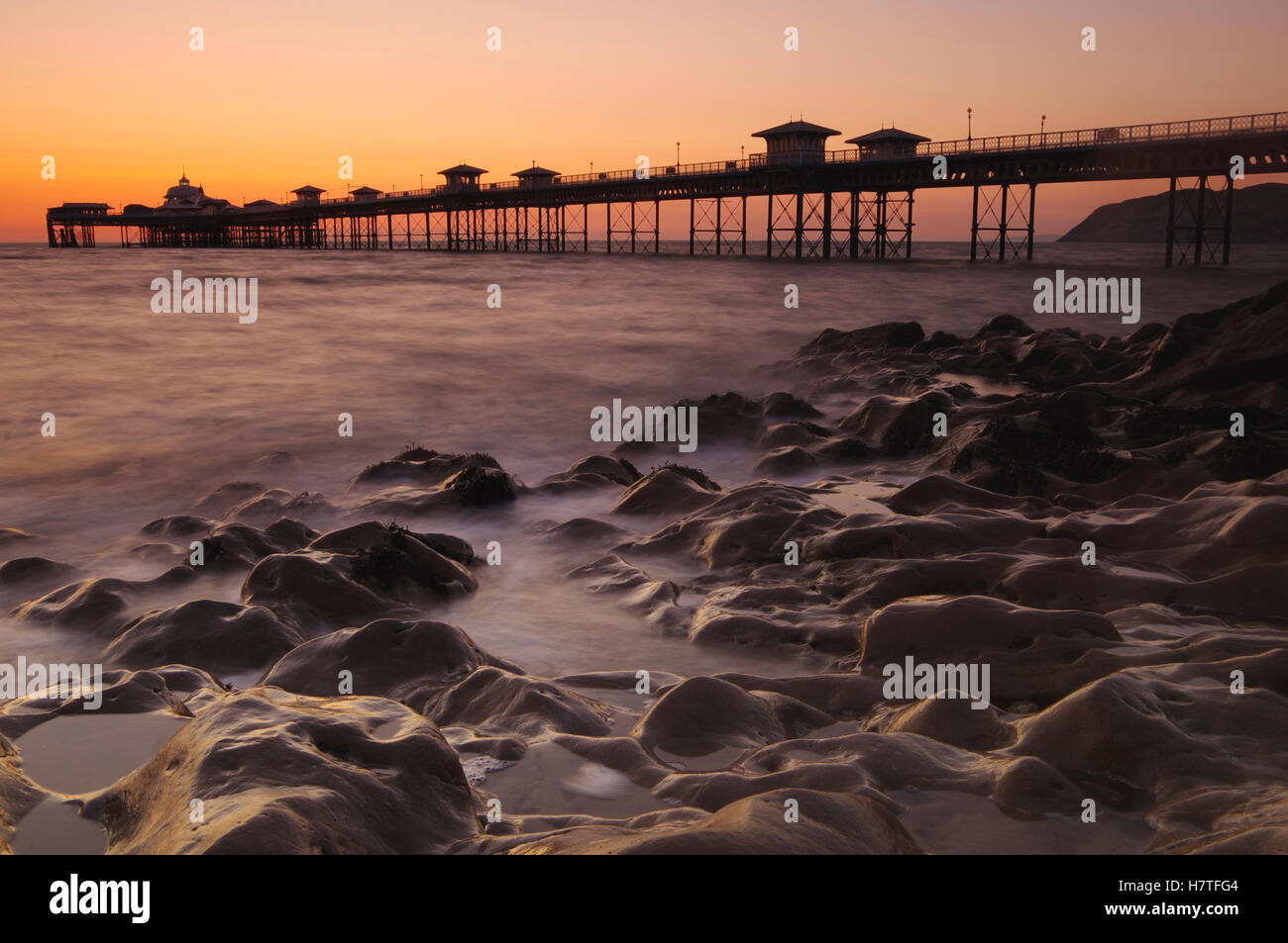 Sunrise a Llandudno Pier, il Galles Foto Stock