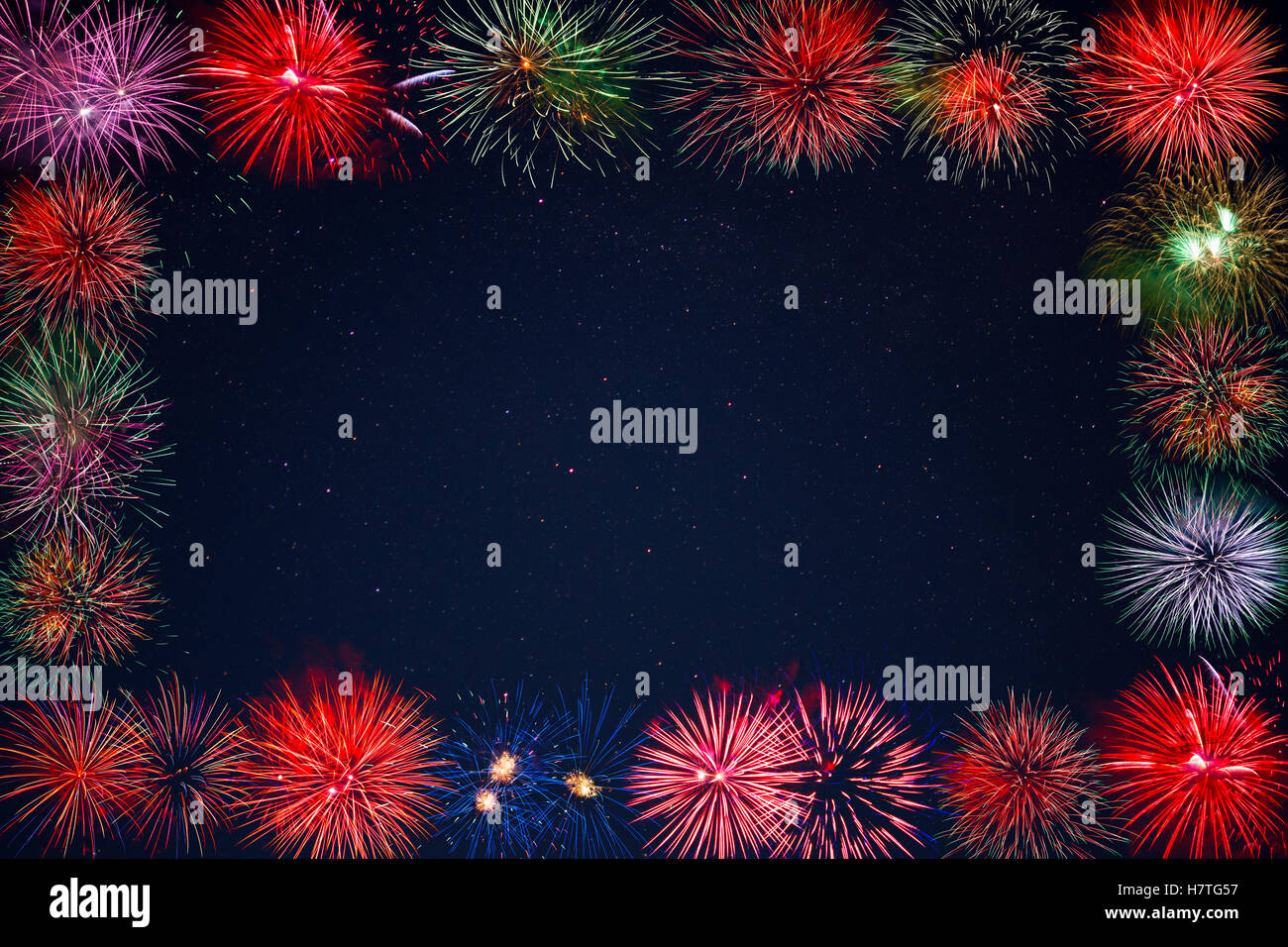 Incredibile celebration Sparkling fuochi d'artificio su cielo stellato telaio. Giorno di indipendenza, Natale e Capodanno vacanze salute. 4 Ju Foto Stock