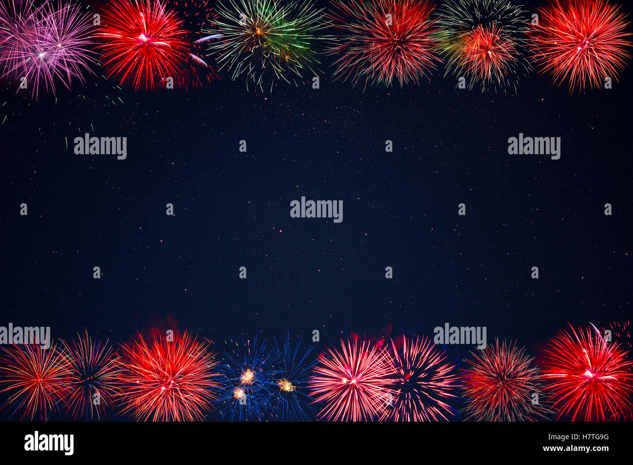 Telaio della bella celebrazione golden, rosso, viola, verde scintillante fuochi d'artificio. Giorno di indipendenza, 4 luglio vacanze salute. C Foto Stock