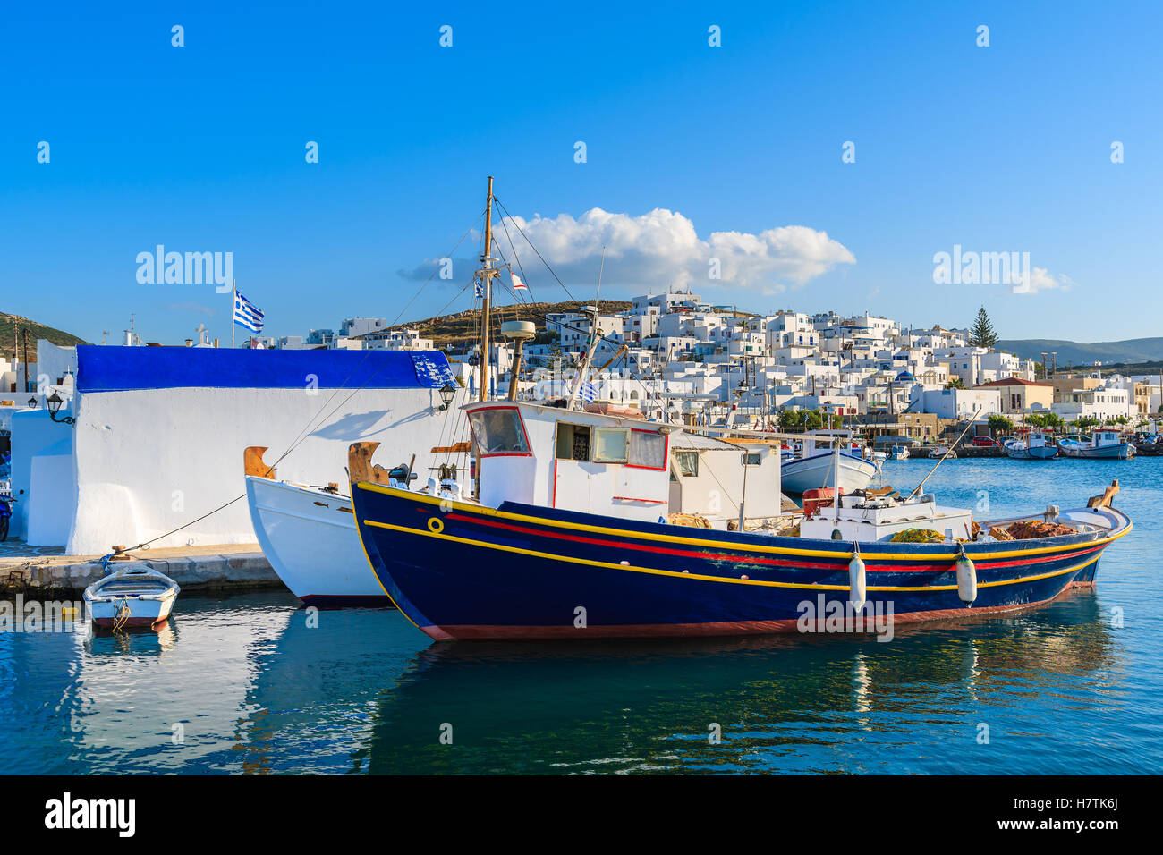 Tradizionale greco barche da pesca a Naoussa porto al tramonto del tempo, isola di Paros, Grecia Foto Stock