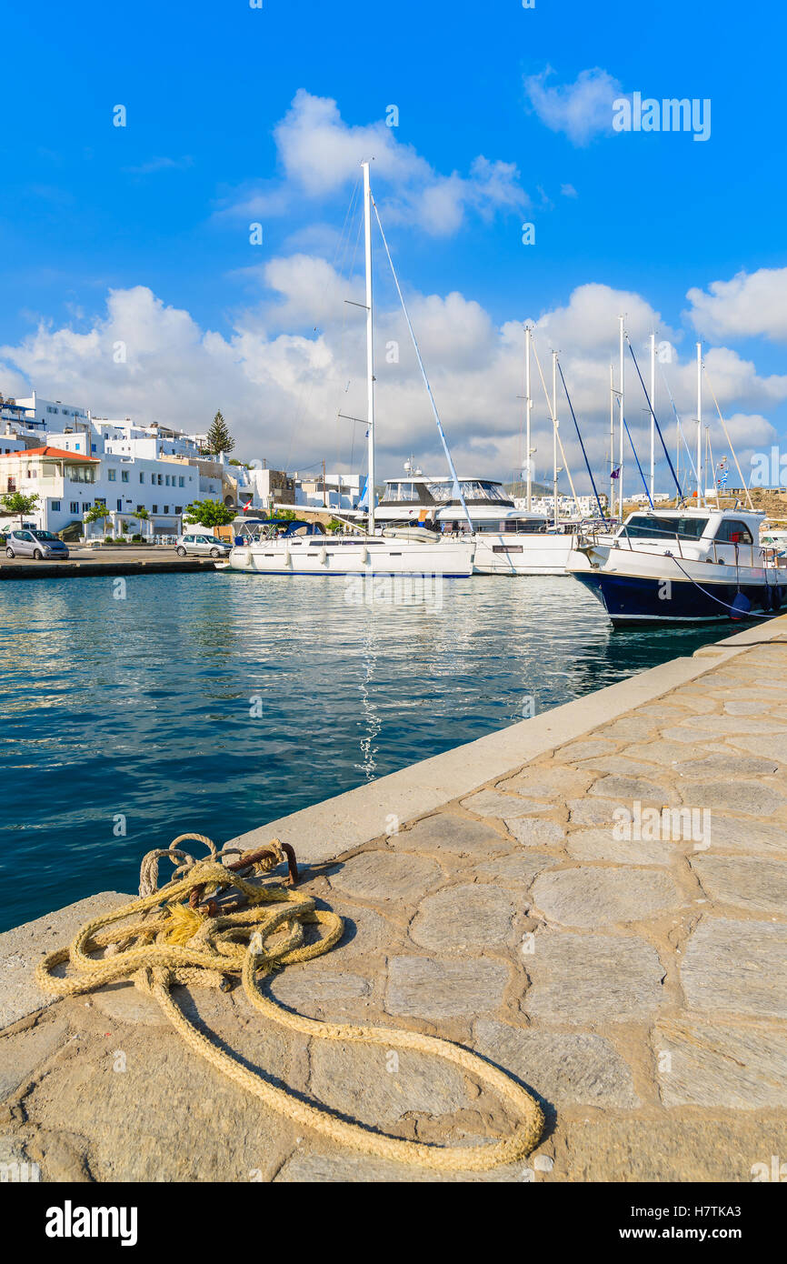 Barche a vela di ancoraggio nel porto di Naoussa sull isola di Paros, Grecia Foto Stock