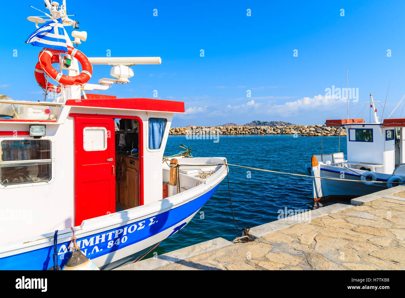 NAOUSSA PORTA, isola di paros - 18 Maggio 2016: tipica barca da pesca nel porto di Naoussa, isola di Paros, Grecia. Foto Stock