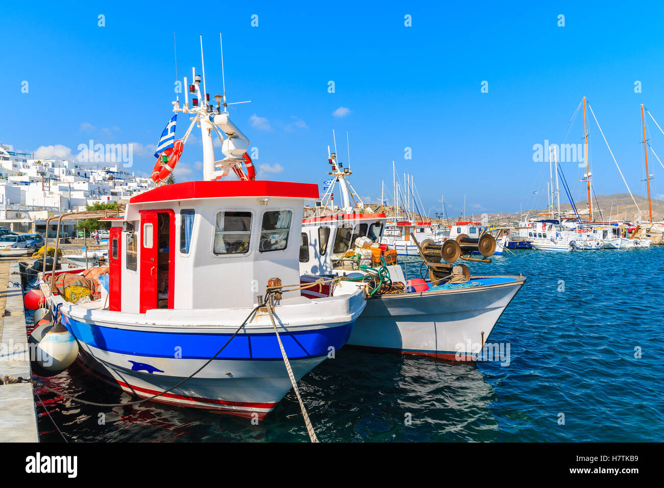 La pesca tradizionale ancoraggio barche nel porto di Naoussa, isola di Paros, Grecia Foto Stock
