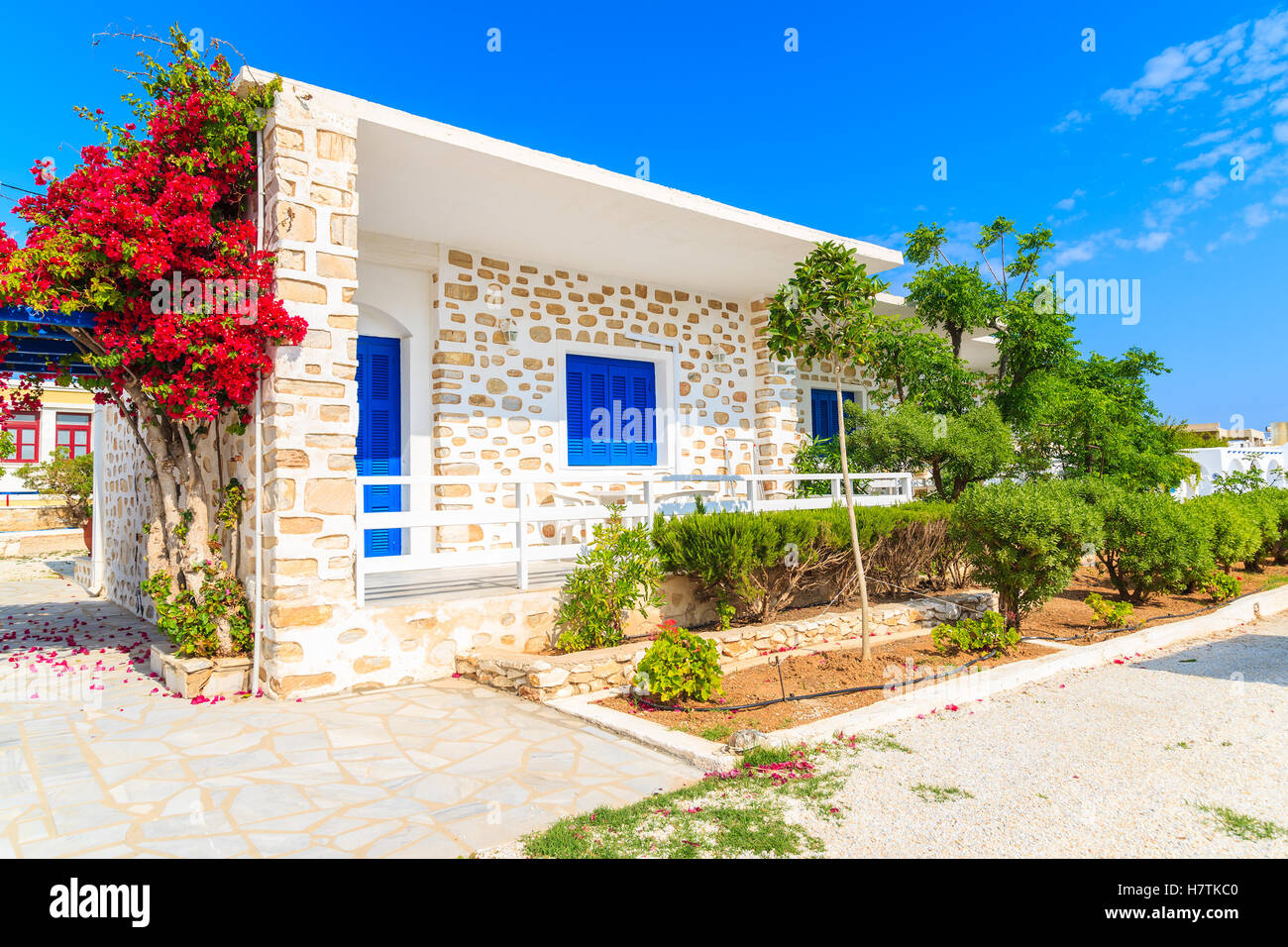 Tipico greco casa decorata con fiori in città di Naoussa, isola di Paros, Grecia Foto Stock