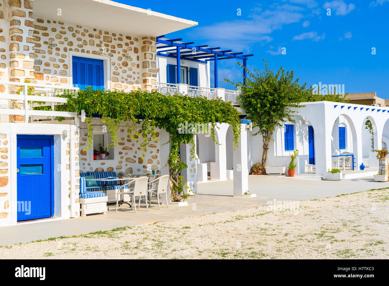 Tipico greco case vacanze a Naoussa town, isola di Paros, Grecia Foto Stock