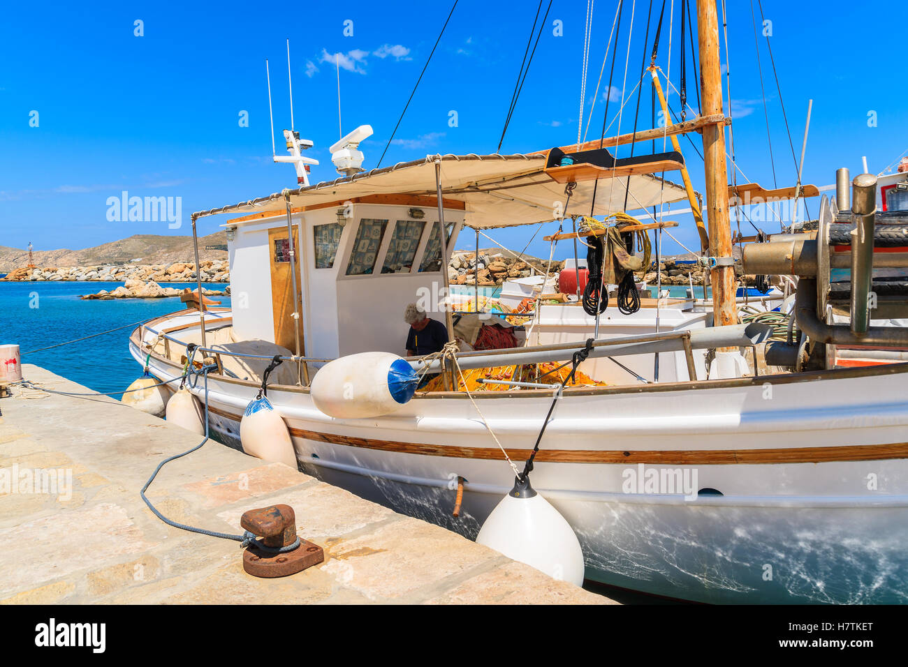NAOUSSA PORTA, isola di paros - 20 Maggio 2016: pescatore a lavorare su una barca nel porto di Naoussa, isola di Paros, Cicladi Grecia. Foto Stock