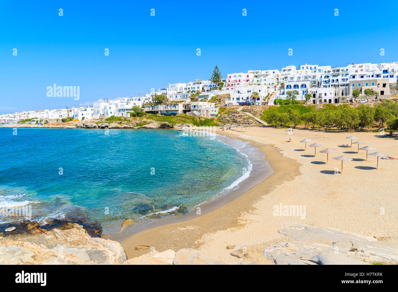 Vista del bel mare baia con spiaggia a Naoussa town, isola di Paros, Grecia Foto Stock
