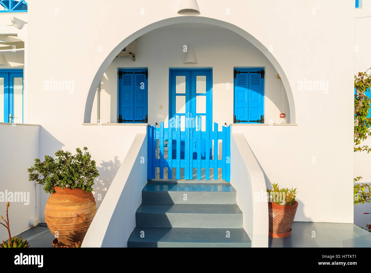 Greco bianco casa con finestre blu a Imerovigli villaggio al tramonto - Santorini Island, Grecia Foto Stock