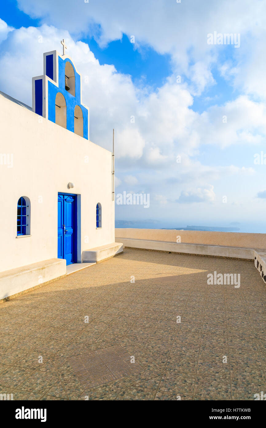 Tipico greco chiesa bianca al tramonto nel villaggio di Imerovigli - Santorini Island, Grecia Foto Stock