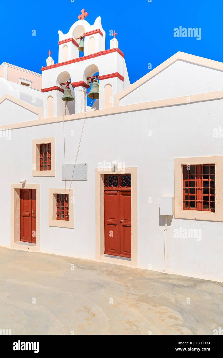 Chiesa bianca nel villaggio di Oia - Santorini Island, Grecia Foto Stock