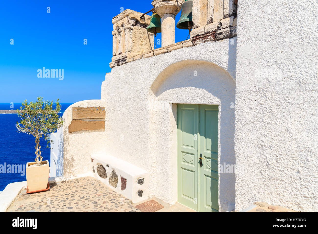 Ingresso alla chiesa nel villaggio di Oia a Santorini Island, Grecia Foto Stock