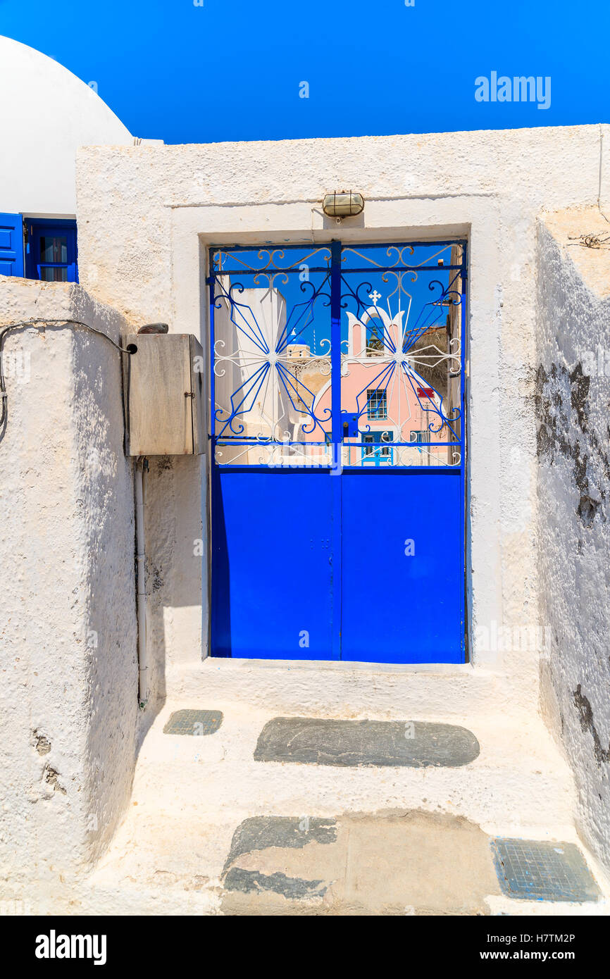 Blue porta di ingresso tipica chiesa nel villaggio di Oia - Santorini Island, Grecia Foto Stock