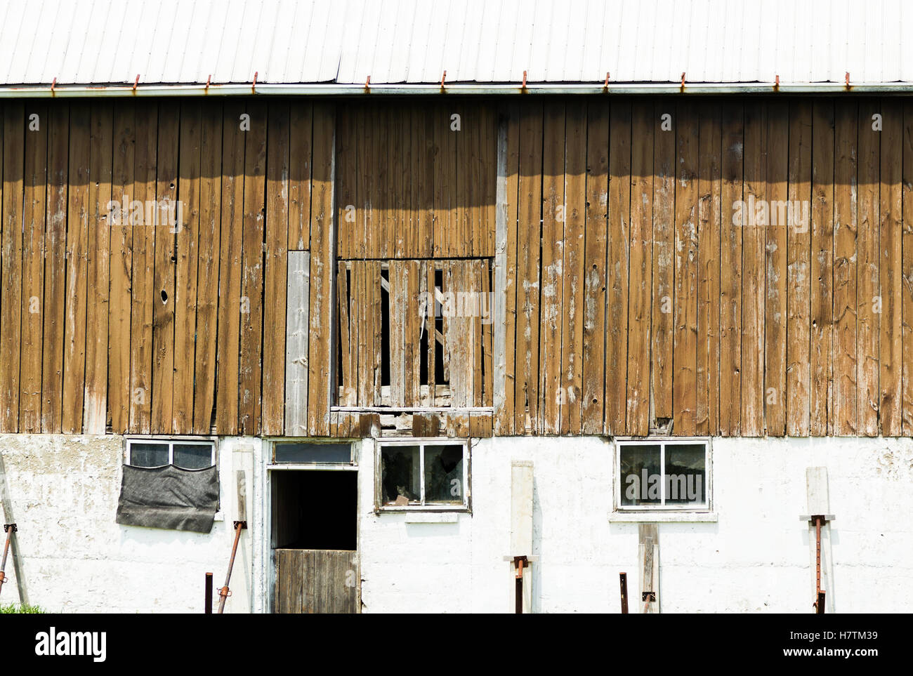 Un vecchio fienile in legno su un'azienda abbandonata nelle zone rurali. Foto Stock