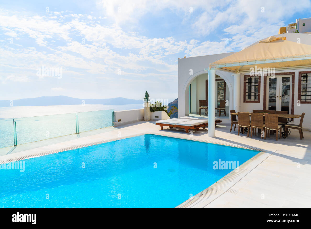 Isola di Santorini, Grecia - 24 Maggio 2015: una vista della caldera con luxury house e la piscina in primo piano bianco, tipico di architettura di Imerovigli villaggio sull isola di Santorini, Grecia. Foto Stock