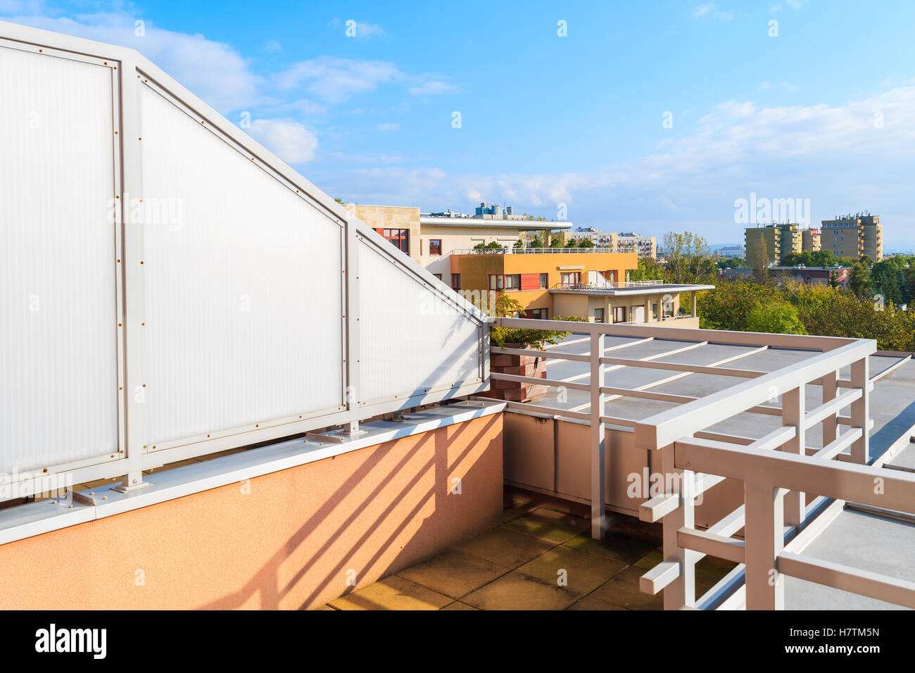 Terrazza di una nuova colorata città appartamento sulla giornata di sole a Cracovia, Polonia Foto Stock