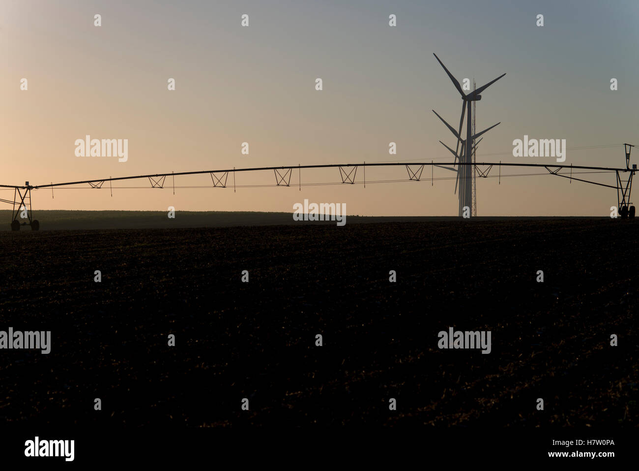 Agricolo acqua di irrigazione e di turbine eoliche Foto Stock