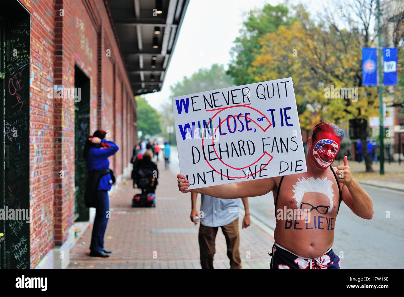 A Wrigley Field durante il World Series prima di gioco 7 un ventilatore portato un messaggio personale intorno al di fuori del campo a destra parete. Chicago, Illinois, Stati Uniti d'America. Foto Stock